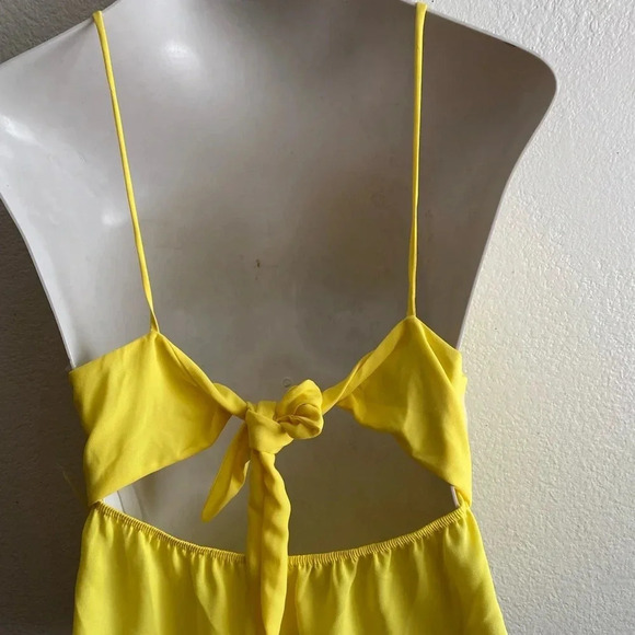 🆕Charlotte Russe Yellow Back Tie Top M🆕 - Picture 4 of 11
